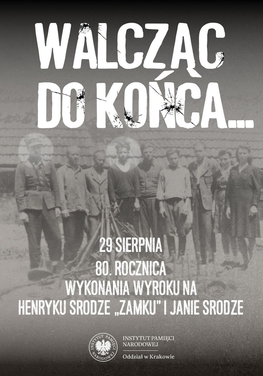 Na zdjęciu widać przejętą przez UB broń oddziału oraz aresztowanych: Henryk Sroga stoi w mundurze, pierwszy z lewej, a czwarty z lewej stoi Jan Sroga