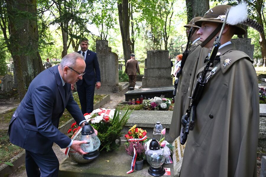 Znicze i kwiaty na grobach pochowanych w Krakowie westerplatczyków. Fot. Janusz Ślęzak (IPN)
