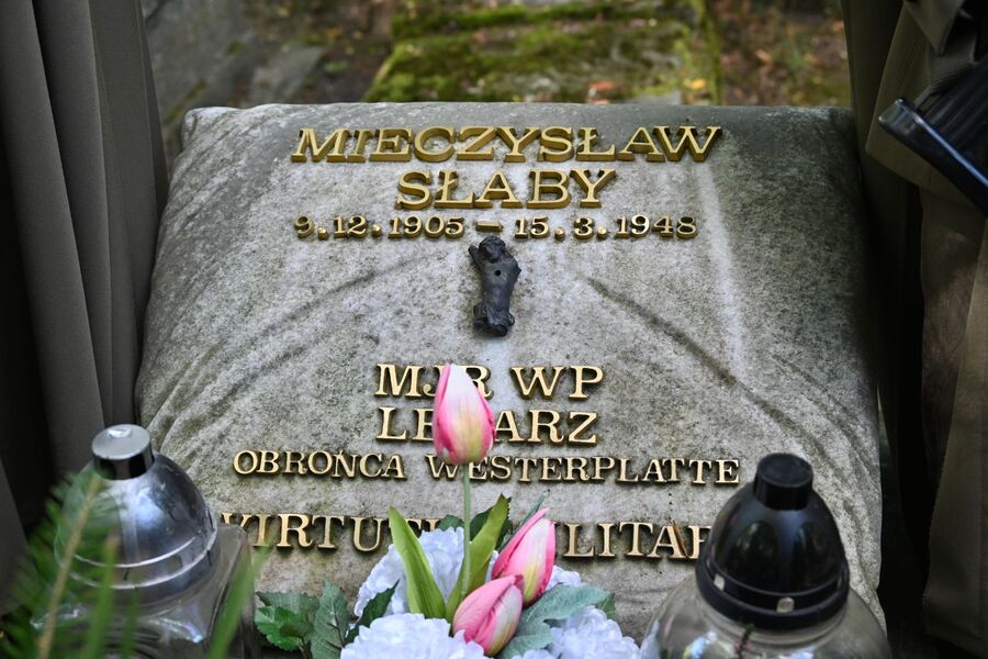 Znicze i kwiaty na grobach pochowanych w Krakowie westerplatczyków. Fot. Janusz Ślęzak (IPN)