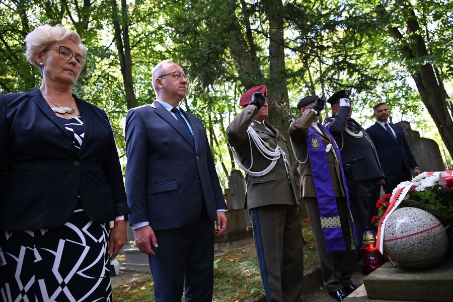 Znicze i kwiaty na grobach pochowanych w Krakowie westerplatczyków. Fot. Janusz Ślęzak (IPN)