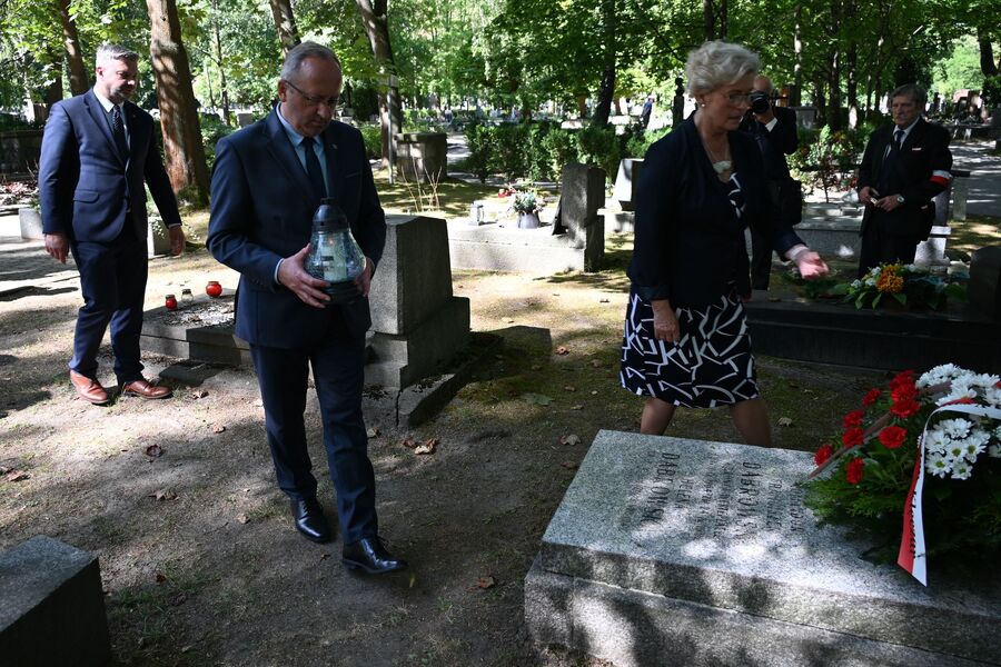 Znicze i kwiaty na grobach pochowanych w Krakowie westerplatczyków. Fot. Janusz Ślęzak (IPN)