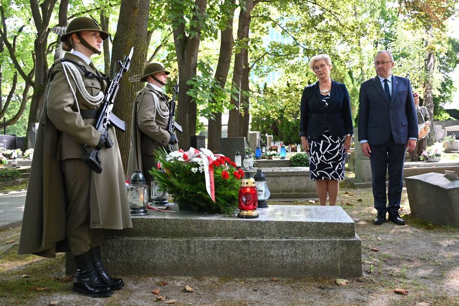 Znicze i kwiaty na grobach pochowanych w Krakowie westerplatczyków. Fot. Janusz Ślęzak (IPN)