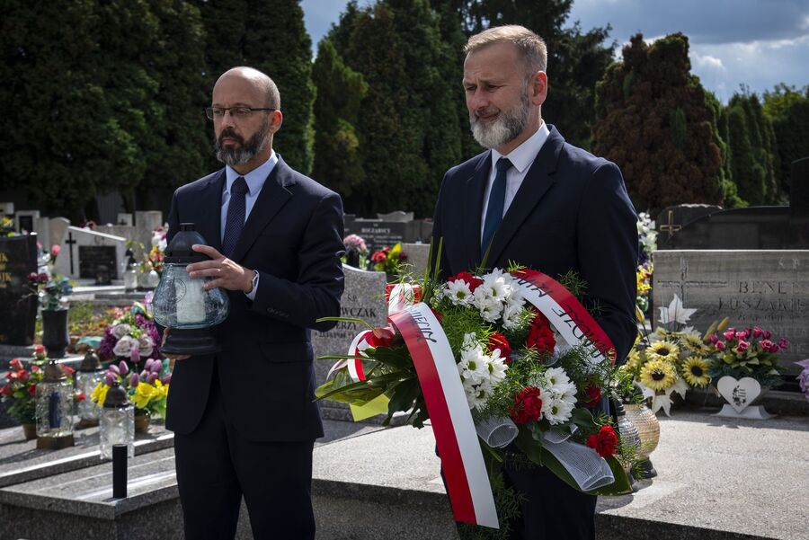 Znicze na grobach westerplatczyków. Fot. Agnieszka Masłowska (IPN)
