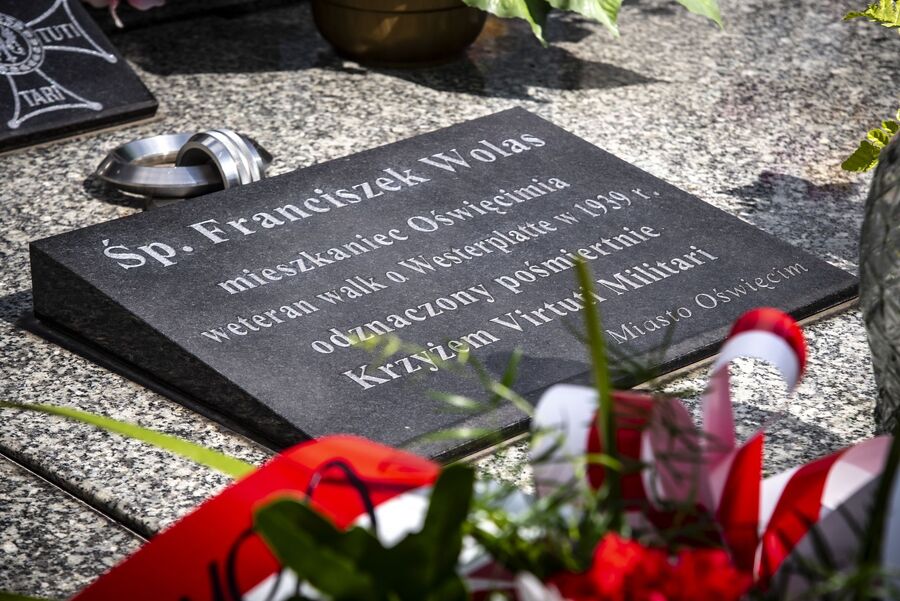Znicze na grobach westerplatczyków. Fot. Agnieszka Masłowska (IPN)