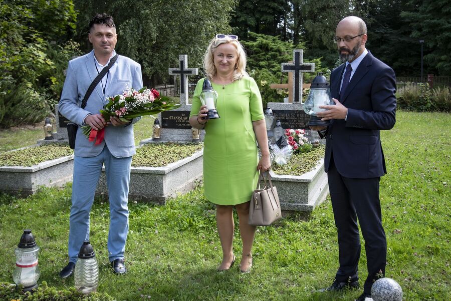 Znicze na grobach westerplatczyków. Fot. Agnieszka Masłowska (IPN)