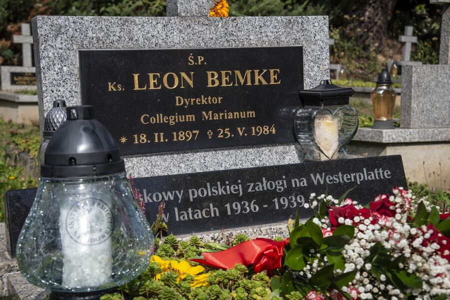 Znicze na grobach westerplatczyków. Fot. Agnieszka Masłowska (IPN)