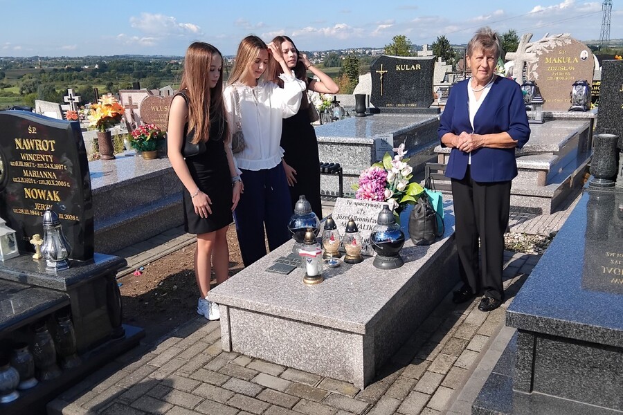 Znicz na grobie Józefa Michalika w Kazimierzy Małej. Fot. Marcin Krzek-Lubowiecki (IPN)