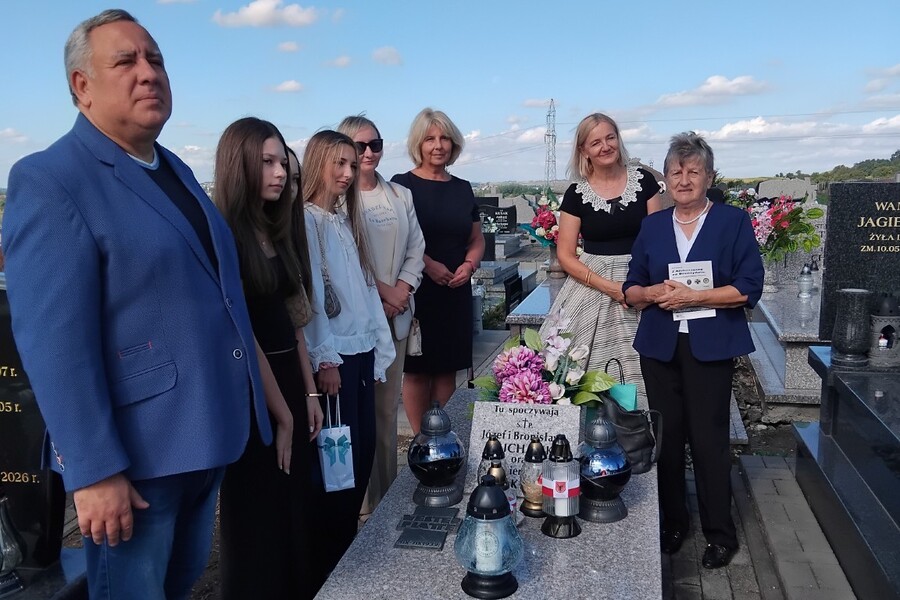 Znicze na grobach Stefana Gajdy i Jana Stradomskiego w Kazimierzy Wielkiej. Fot. Marcin Krzek-Lubowiecki (IPN)
