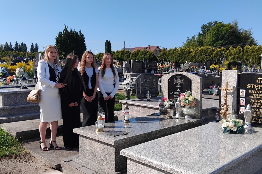 Znicze na grobach Stefana Gajdy i Jana Stradomskiego w Kazimierzy Wielkiej. Fot. Marcin Krzek-Lubowiecki (IPN)
