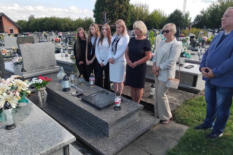 Znicze na grobach Stefana Gajdy i Jana Stradomskiego w Kazimierzy Wielkiej. Fot. Marcin Krzek-Lubowiecki (IPN)