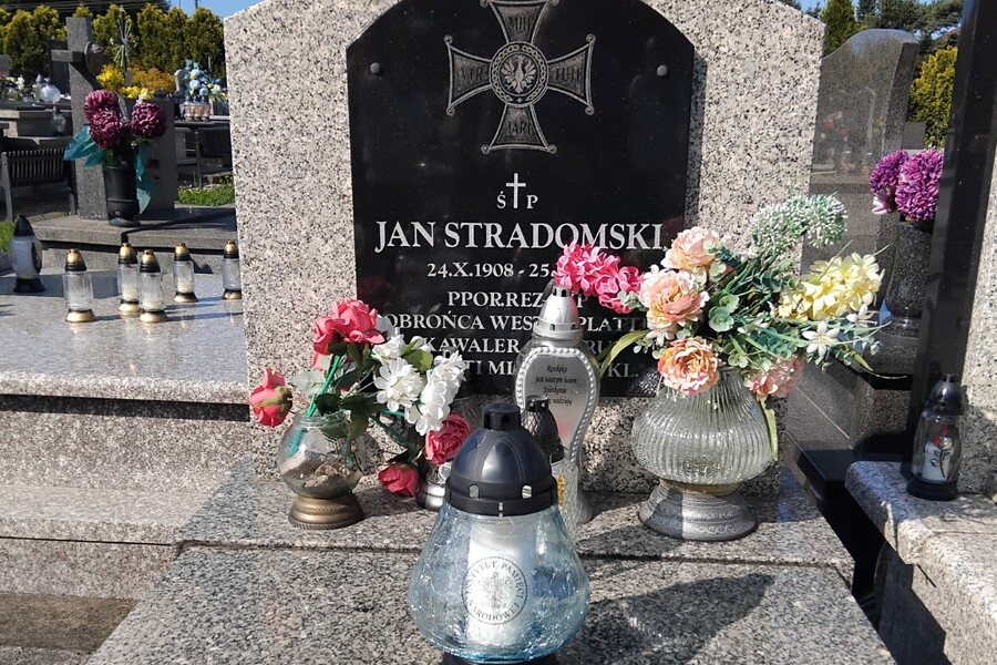 Znicze na grobach Stefana Gajdy i Jana Stradomskiego w Kazimierzy Wielkiej. Fot. Marcin Krzek-Lubowiecki (IPN)