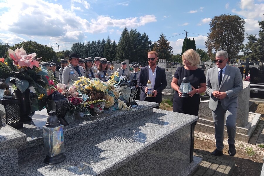 Znicz na grobie Michała Łaty w Otfinowie. Fot. Marcin Krzek-Lubowiecki (IPN)