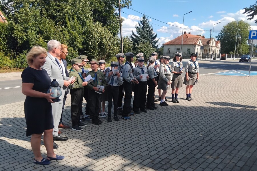 Znicz na grobie Michała Łaty w Otfinowie. Fot. Marcin Krzek-Lubowiecki (IPN)