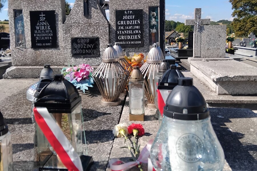Znicz na grobie Józefa Grudnia w Rachwałowicach. Fot. Marcin Krzek-Lubowiecki (IPN)