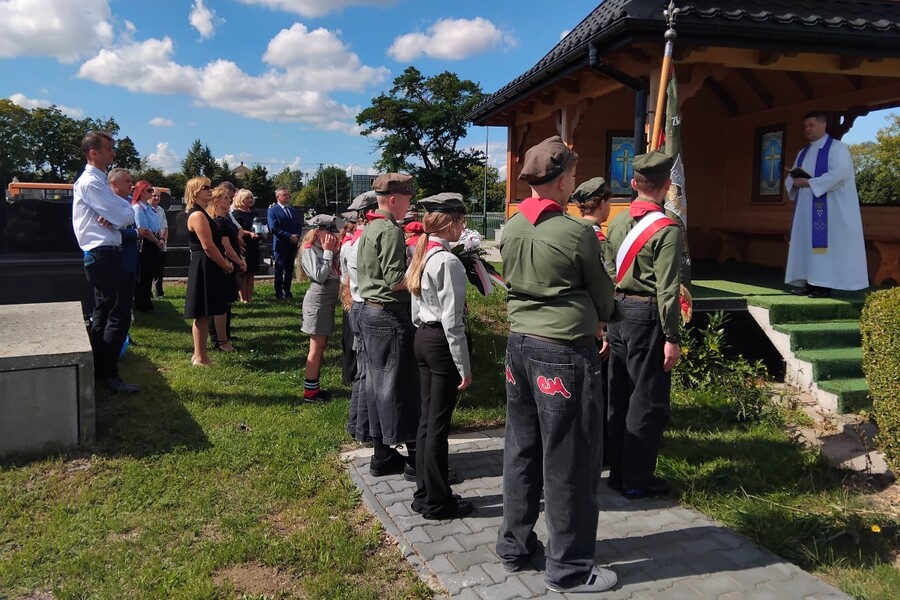 Znicz na grobie Wacława Bacharza w Rogowie. Fot. Marcin Krzek-Lubowiecki (IPN)