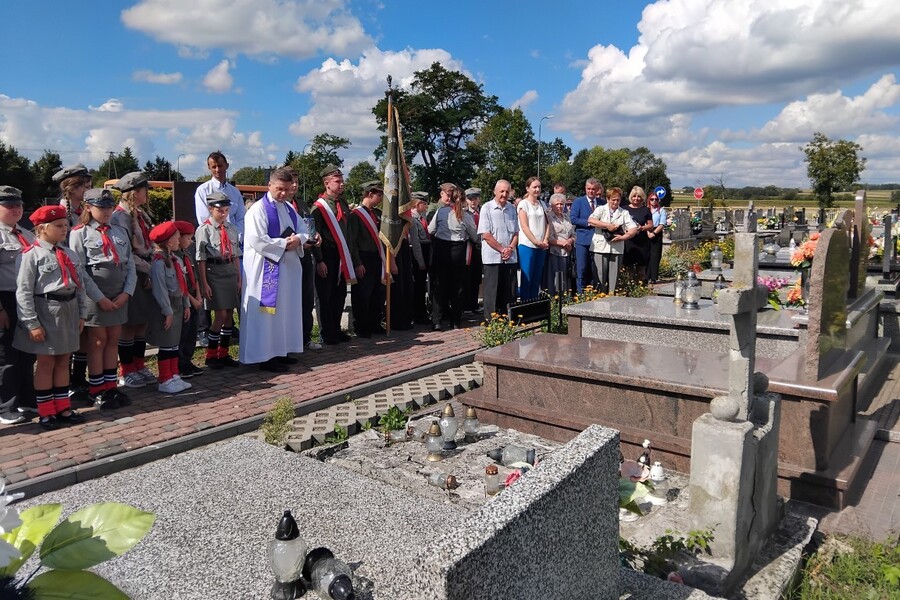 Znicz na grobie Wacława Bacharza w Rogowie. Fot. Marcin Krzek-Lubowiecki (IPN)
