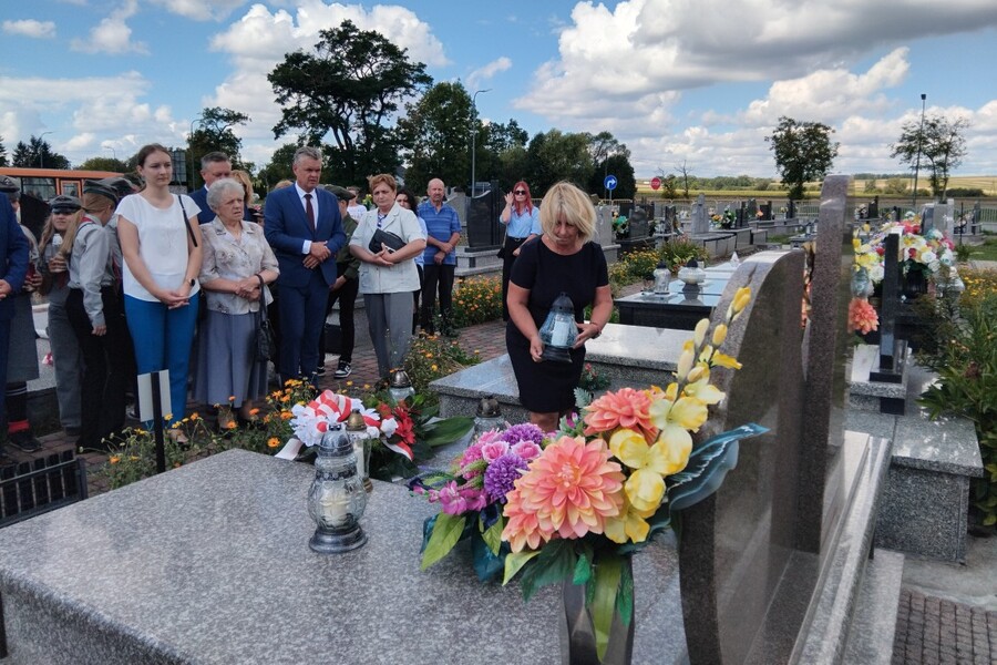 Znicz na grobie Wacława Bacharza w Rogowie. Fot. Marcin Krzek-Lubowiecki (IPN)