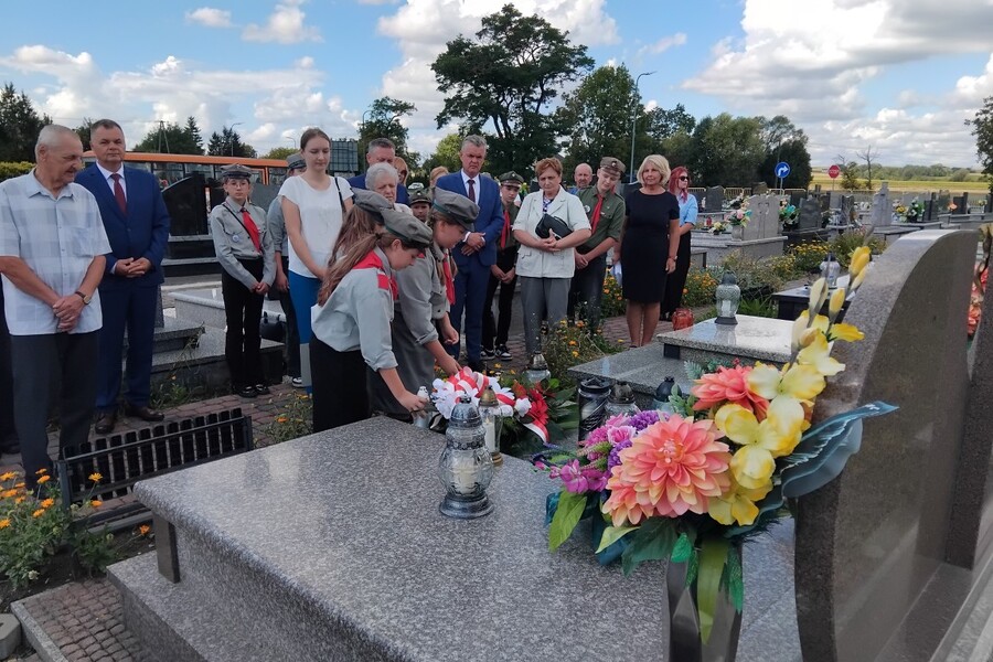 Znicz na grobie Wacława Bacharza w Rogowie. Fot. Marcin Krzek-Lubowiecki (IPN)