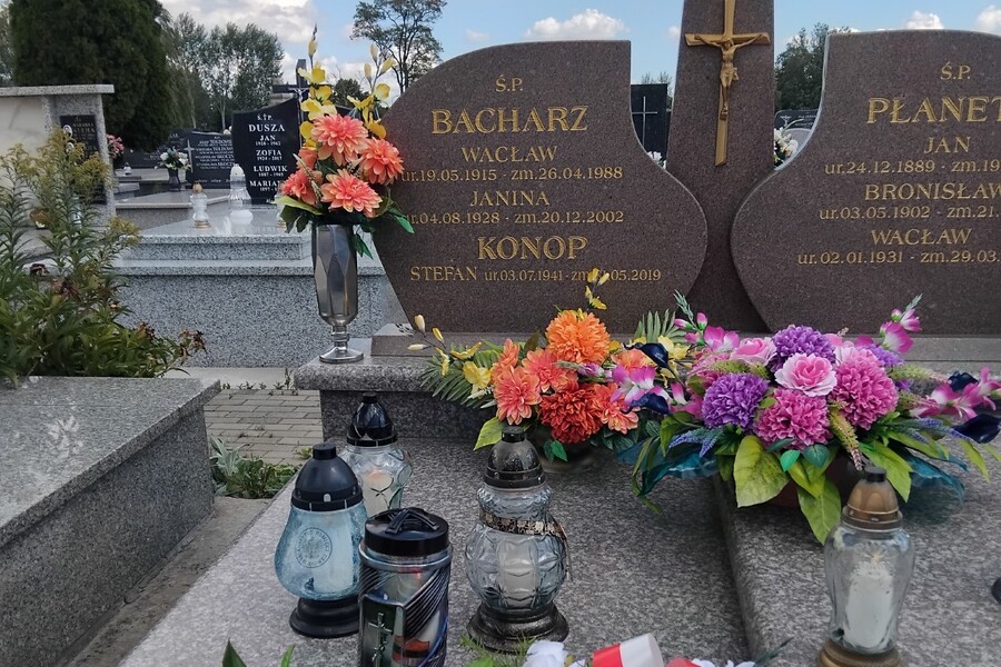 Znicz na grobie Wacława Bacharza w Rogowie. Fot. Marcin Krzek-Lubowiecki (IPN)