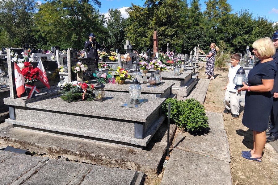 Znicze na grobach Franciszka Łojka i Stanisława Zająca w Zborówku. Fot. Marcin Krzek-Lubowiecki (IPN)