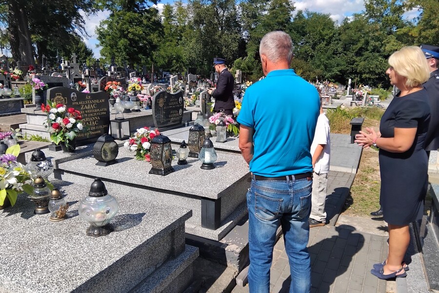Znicze na grobach Franciszka Łojka i Stanisława Zająca w Zborówku. Fot. Marcin Krzek-Lubowiecki (IPN)