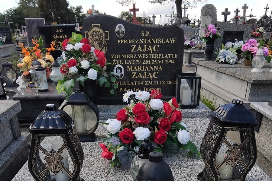 Znicze na grobach Franciszka Łojka i Stanisława Zająca w Zborówku. Fot. Marcin Krzek-Lubowiecki (IPN)