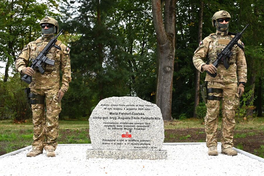 Odsłonięcie tablicy poświęconej Marii Fieldorf-Czarskiej. Fot. Janusz Ślęzak (IPN)