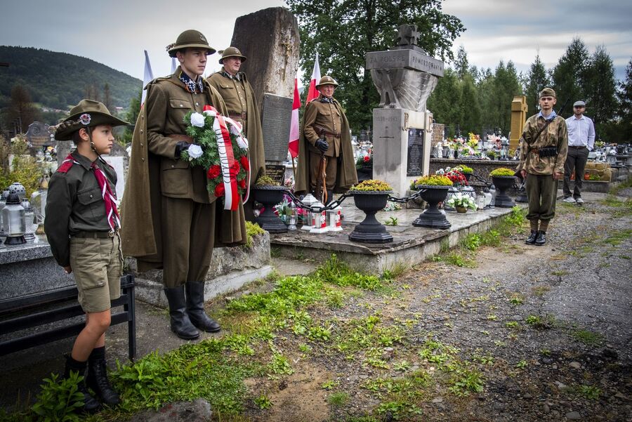 Przy grobie założyciela PPAN kpt. Stanisława Pióro i pod pomnikiem ks. Gurgacza przy Urzędzie Gminy w Łabowej. Fot. Agnieszka Masłowska (IPN)