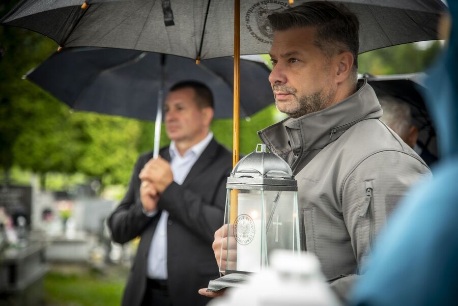 Przy grobie założyciela PPAN kpt. Stanisława Pióro i pod pomnikiem ks. Gurgacza przy Urzędzie Gminy w Łabowej. Fot. Agnieszka Masłowska (IPN)