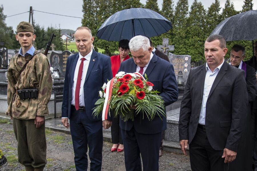 Przy grobie założyciela PPAN kpt. Stanisława Pióro i pod pomnikiem ks. Gurgacza przy Urzędzie Gminy w Łabowej. Fot. Agnieszka Masłowska (IPN)