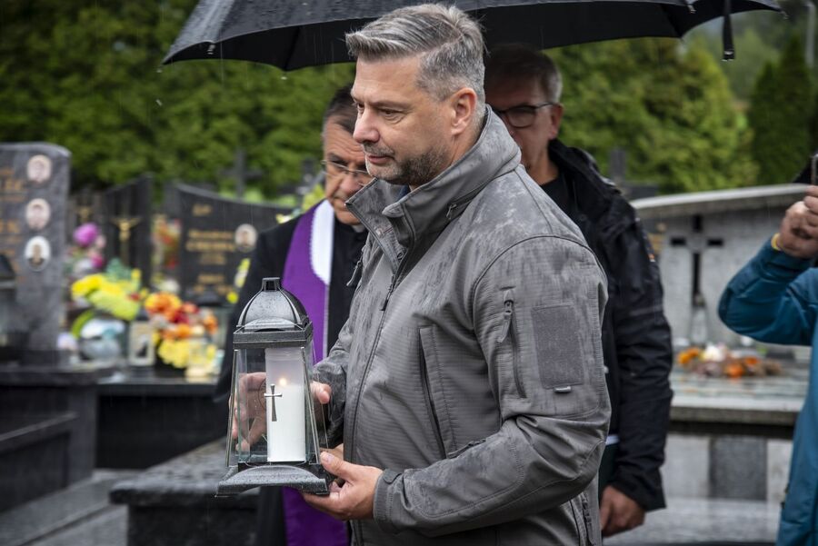 Przy grobie założyciela PPAN kpt. Stanisława Pióro i pod pomnikiem ks. Gurgacza przy Urzędzie Gminy w Łabowej. Fot. Agnieszka Masłowska (IPN)