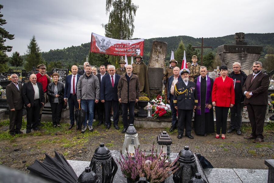 Przy grobie założyciela PPAN kpt. Stanisława Pióro i pod pomnikiem ks. Gurgacza przy Urzędzie Gminy w Łabowej. Fot. Agnieszka Masłowska (IPN)