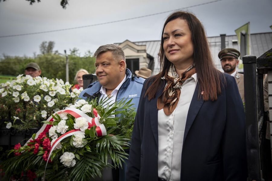 Przy grobie założyciela PPAN kpt. Stanisława Pióro i pod pomnikiem ks. Gurgacza przy Urzędzie Gminy w Łabowej. Fot. Agnieszka Masłowska (IPN)