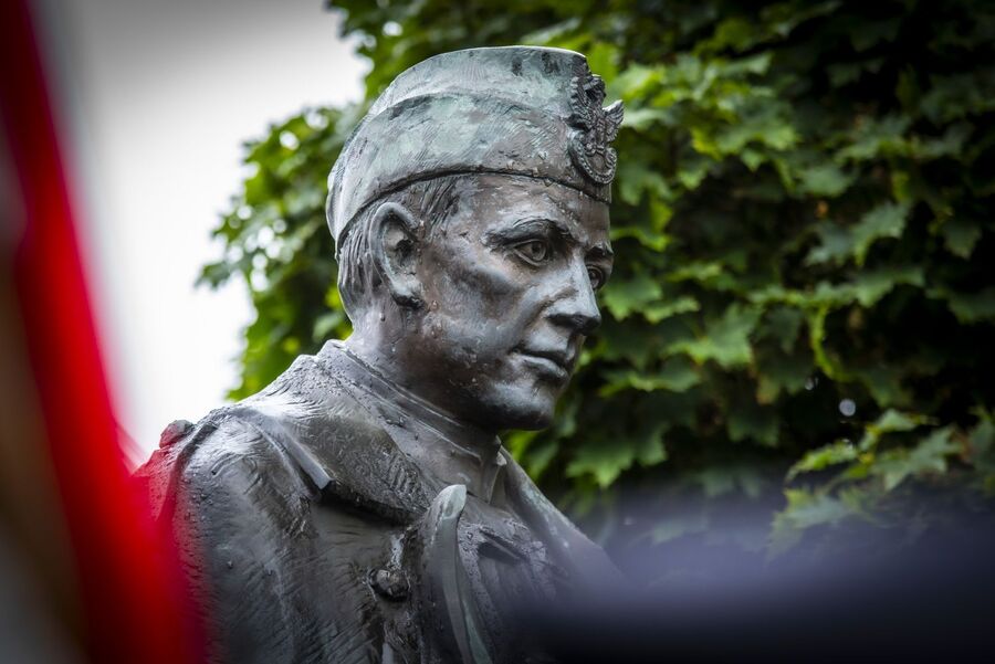 Przy grobie założyciela PPAN kpt. Stanisława Pióro i pod pomnikiem ks. Gurgacza przy Urzędzie Gminy w Łabowej. Fot. Agnieszka Masłowska (IPN)