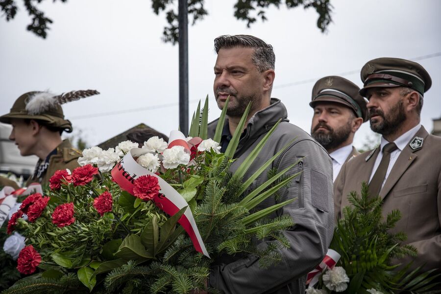 Przy grobie założyciela PPAN kpt. Stanisława Pióro i pod pomnikiem ks. Gurgacza przy Urzędzie Gminy w Łabowej. Fot. Agnieszka Masłowska (IPN)