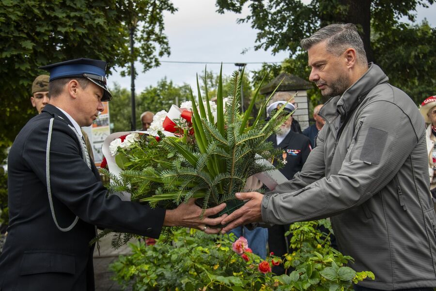Przy grobie założyciela PPAN kpt. Stanisława Pióro i pod pomnikiem ks. Gurgacza przy Urzędzie Gminy w Łabowej. Fot. Agnieszka Masłowska (IPN)