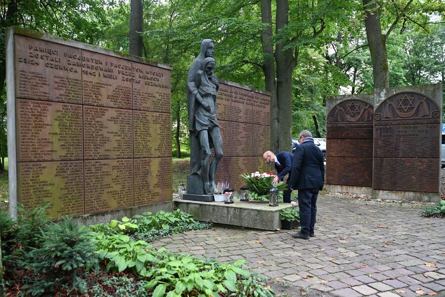 Pomnik w Szpitalu im. Józefa Babińskiego w Krakowie. Fot. Janusz Ślęzak (IPN)