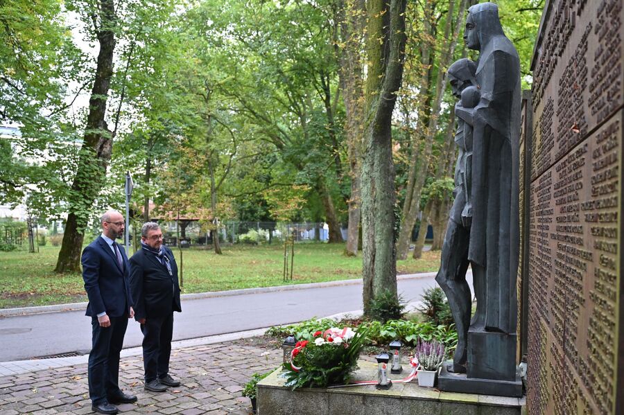 Pomnik w Szpitalu im. Józefa Babińskiego w Krakowie. Fot. Janusz Ślęzak (IPN)
