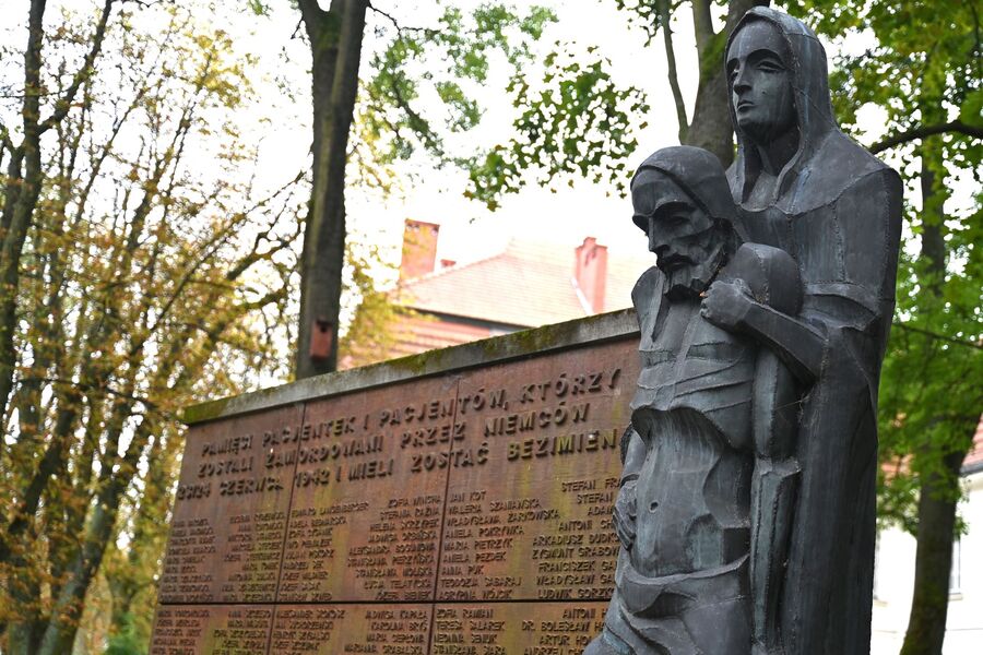 Pomnik w Szpitalu im. Józefa Babińskiego w Krakowie. Fot. Janusz Ślęzak (IPN)