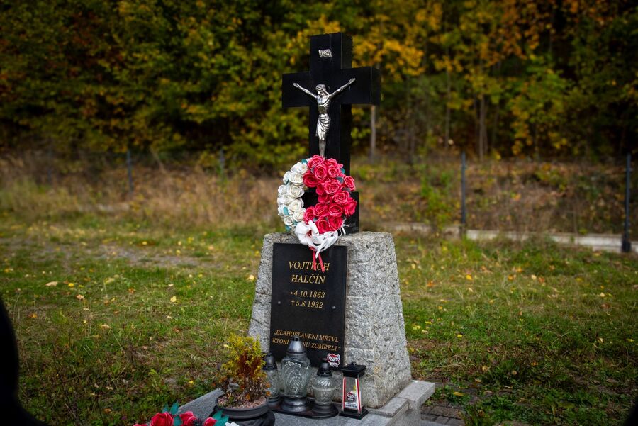 Kwiaty na grobie Wojciecha Halczyna. Fot. Agnieszka Masłowska (IPN)