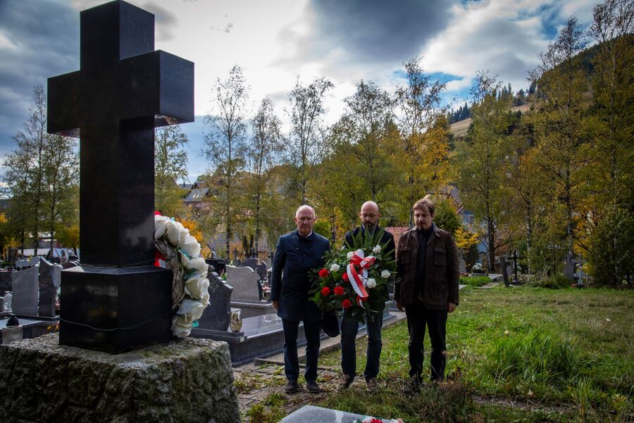 Kwiaty na grobie Wojciecha Halczyna. Fot. Agnieszka Masłowska (IPN)