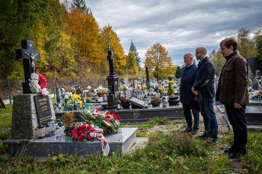 Kwiaty na grobie Wojciecha Halczyna. Fot. Agnieszka Masłowska (IPN)
