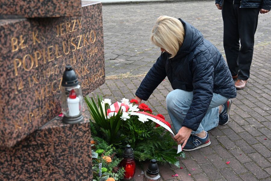 Kwiaty pod pomnikiem bł. ks. Jerzego Popiełuszki w Nowej Hucie. Fot. Janusz Ślęzak (IPN)