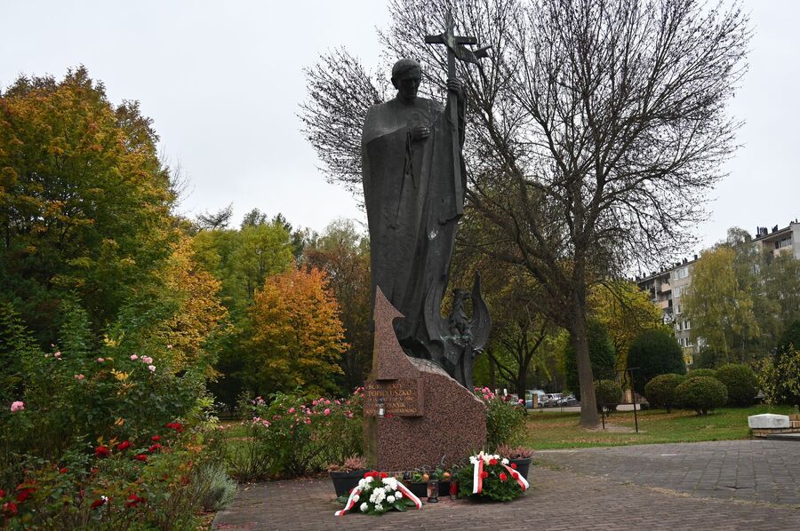 Kwiaty pod pomnikiem bł. ks. Jerzego Popiełuszki w Nowej Hucie. Fot. Janusz Ślęzak (IPN)