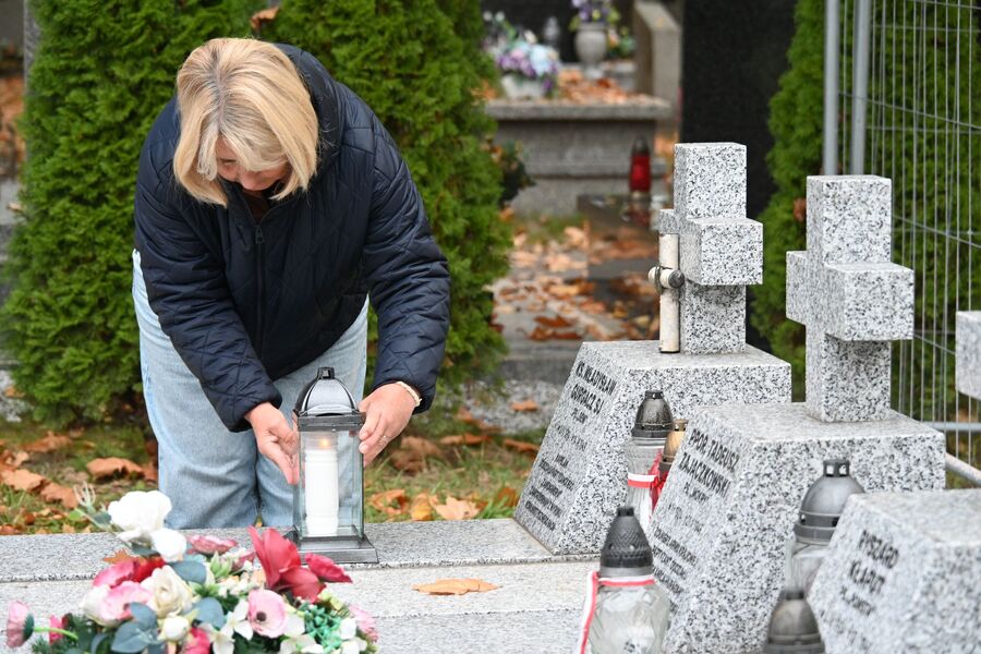 Znicz na grobie ks. Władysława Gurgacza na Cmentarzu Rakowickim w Krakowie. Fot. Janusz Ślęzak (IPN)