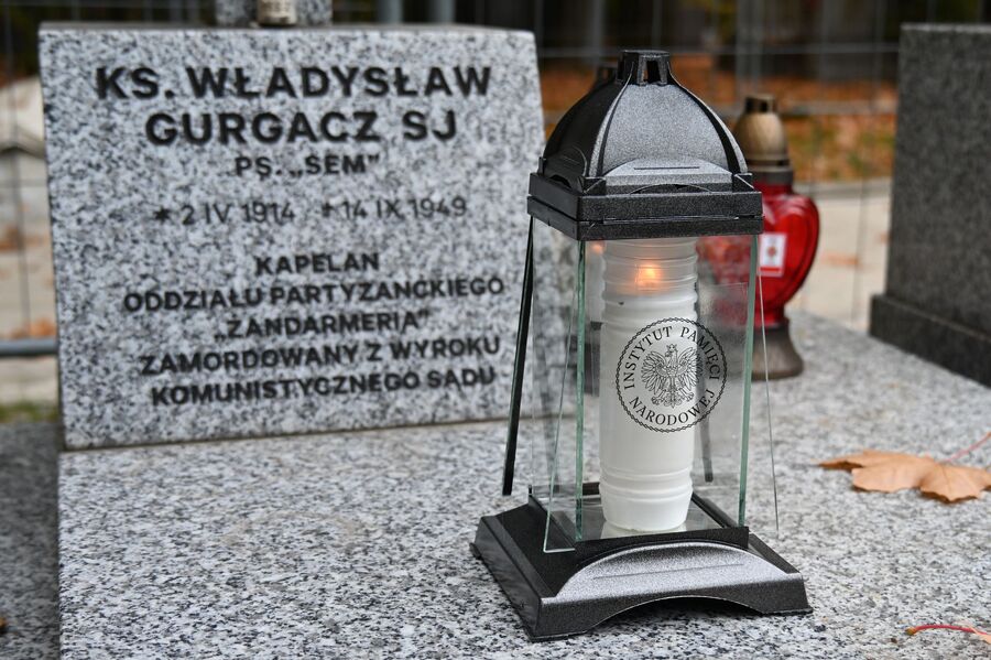 Znicz na grobie ks. Władysława Gurgacza na Cmentarzu Rakowickim w Krakowie. Fot. Janusz Ślęzak (IPN)