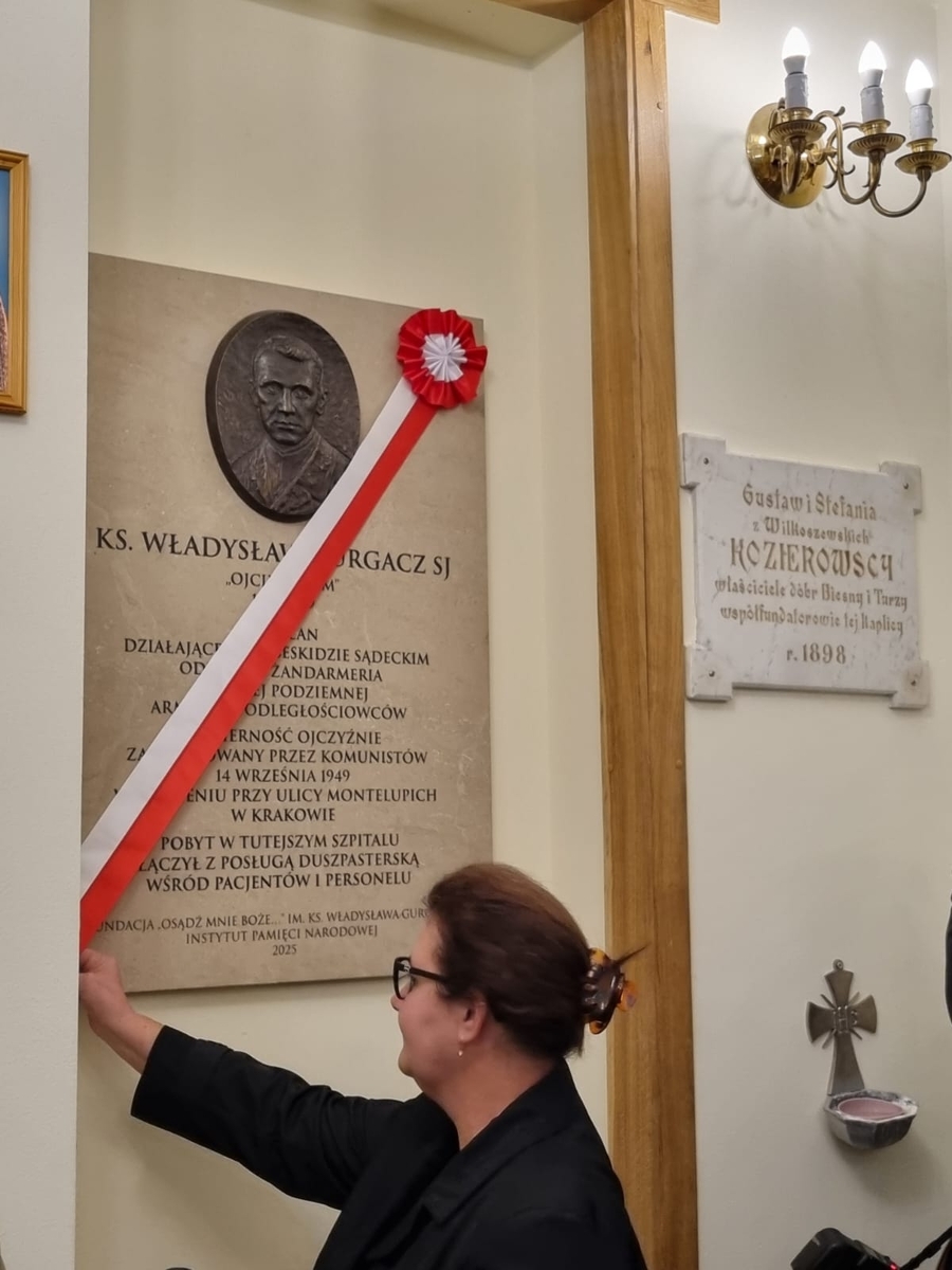 W Gorlicach odsłonięto tablicę ks. Władysława Gurgacza. Fot. Roksana Szczypta-Szczęch (IPN)
