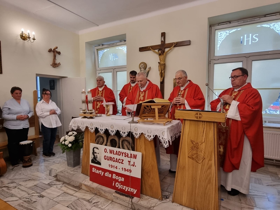 W Gorlicach odsłonięto tablicę ks. Władysława Gurgacza. Fot. Roksana Szczypta-Szczęch (IPN)