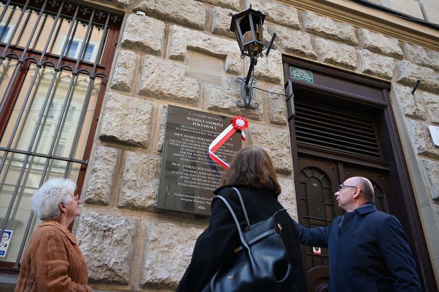 Odsłonięcie tablicy Wandy i Andrzeja Półtawskich w Krakowie. Fot. Janusz Ślęzak (IPN)