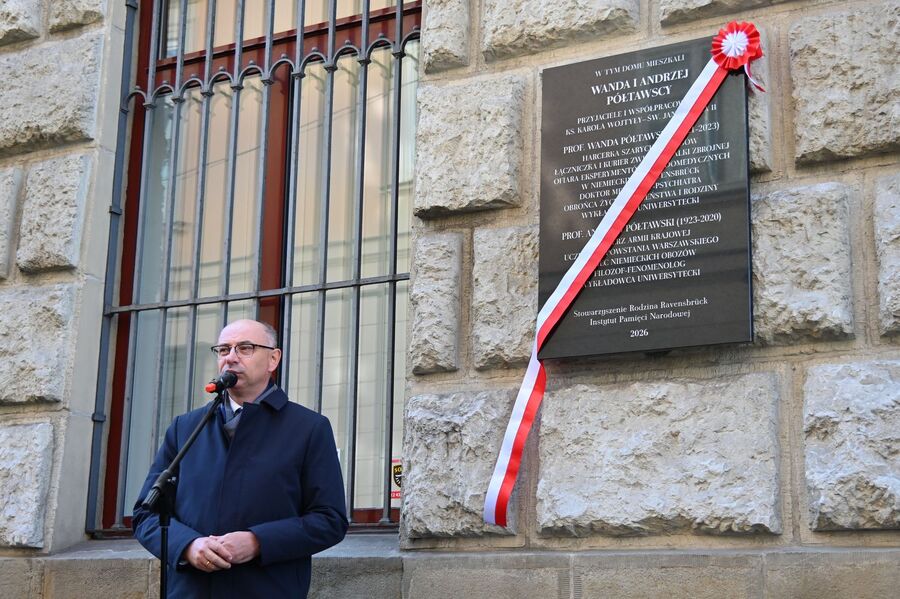 Odsłonięcie tablicy Wandy i Andrzeja Półtawskich w Krakowie. Fot. Janusz Ślęzak (IPN)